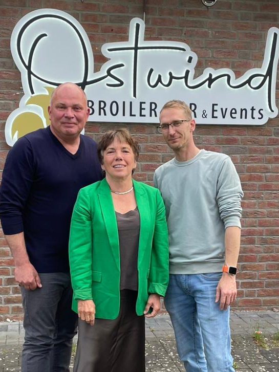 Katharina Blaschke, alias Helene aus SOKO Wismar kommt am 16. November in den Ostwind Boltenhagen Katharina Blaschke, alias Helene aus SOKO Wismar lacht freundlich in die Kamera